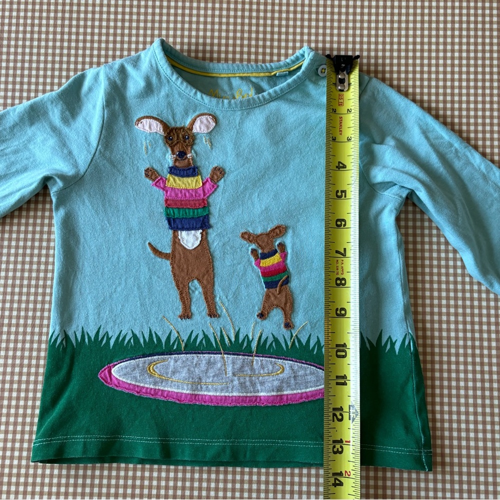 Mini Boden long sleeve appliqué jumping dogs shirt. Size 2-3 - Picture 13 of 15